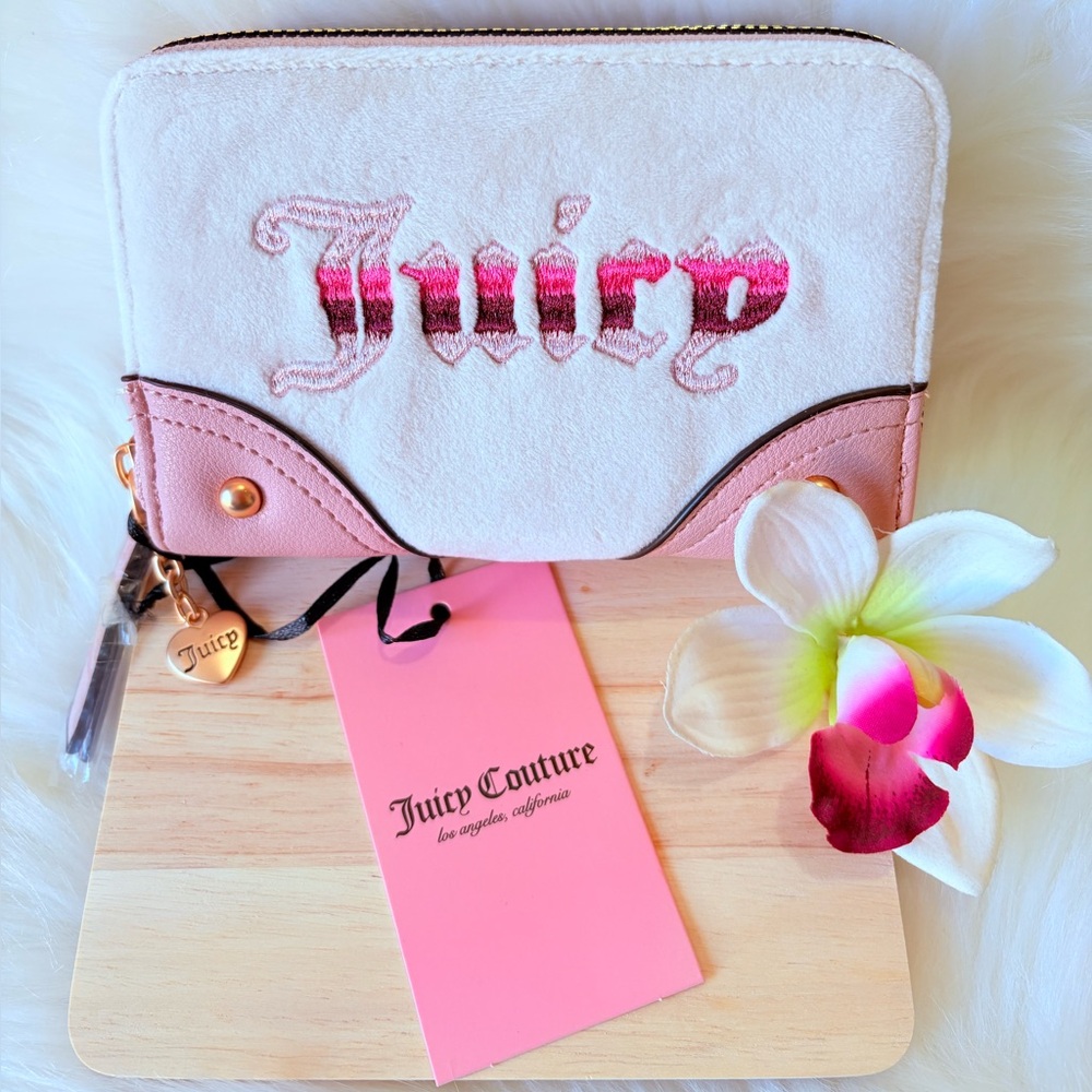 🩷🩷Juicy Couture Pink and White Wallet Classic Design🩷🩷
